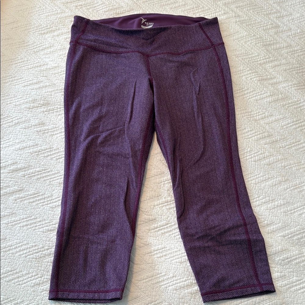 Old Navy • Active Go-Dry Leggings - Plum